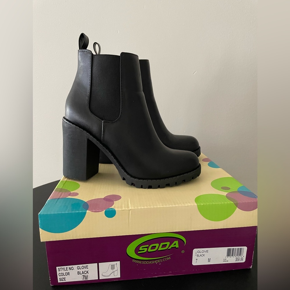 Soda black ankle booties size 7